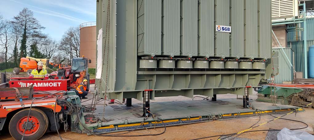 Transport eines Transformators mit Holmatro Ring-Climbing-Zylindern