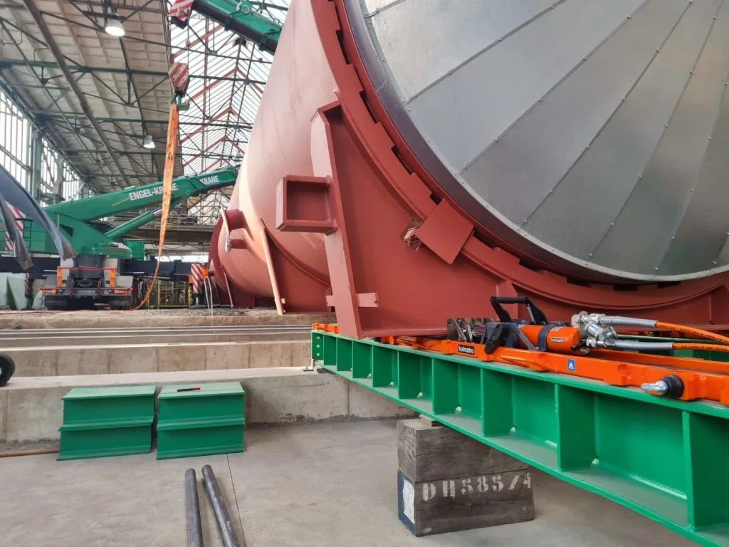 Holmatro Skidding-System beim Verschieben eines Industriebehälters