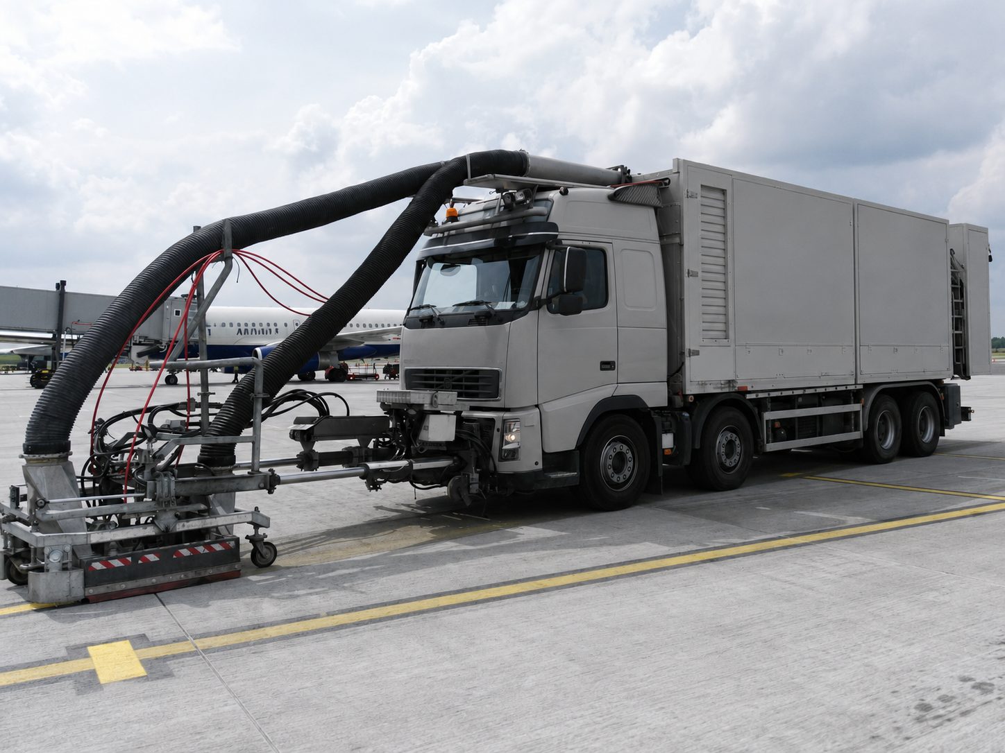 UHP-Reinigungsfahrzeug auf dem Flughafenvorfeld