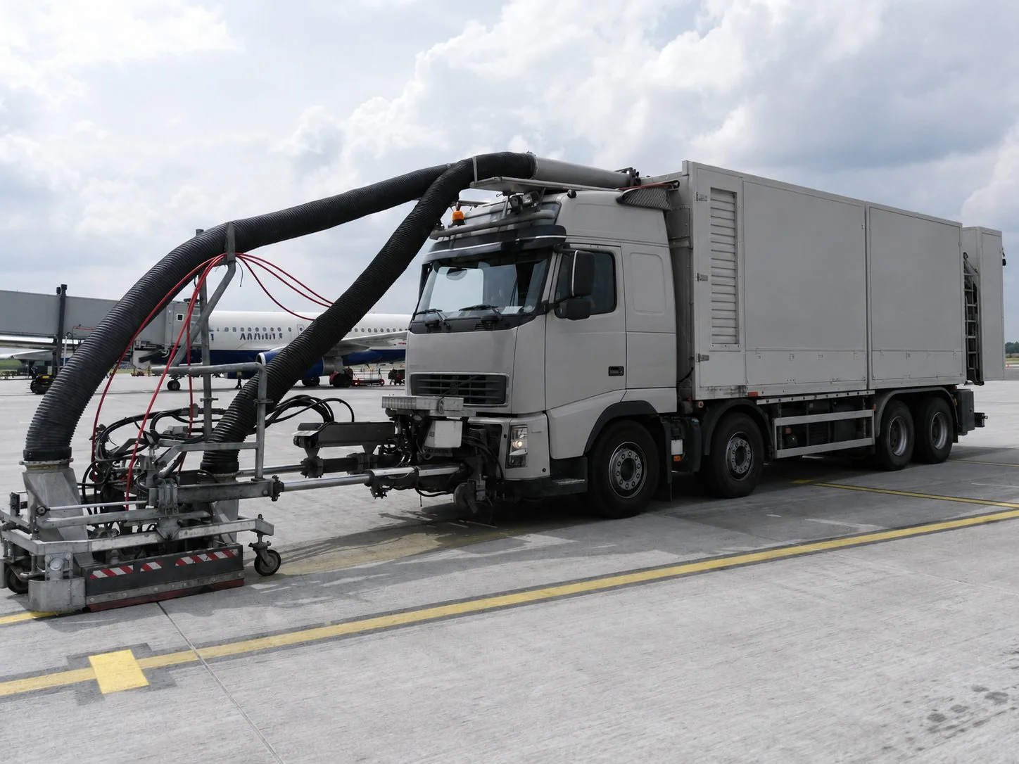 UHP-Reinigungsfahrzeug auf dem Flughafenvorfeld