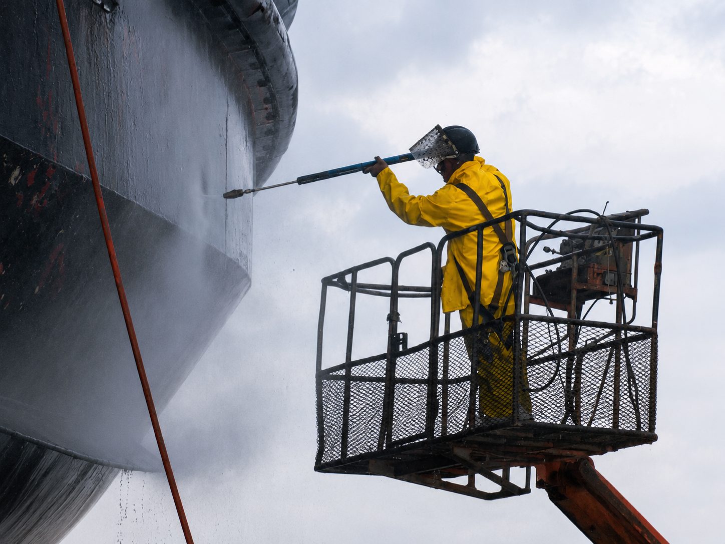 UHP-Waterblasting an einem Schiffsrumpf